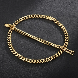 Poliertes Goldene Kubanische Gliederkette mit quadratischem Verschluss auf Schwarz