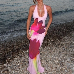 Dettaglio dell'abito lungo floreale con scollo a V profondo e schiena scoperta sexy