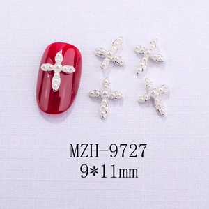 Dettaglio di ciondoli per unghie a croce in lega con perle bianche e misura 9x11mm