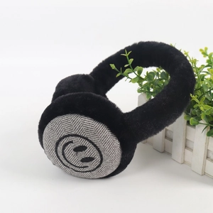 Primo piano di paraorecchie in peluche per bambini con motivo a faccina sorridente