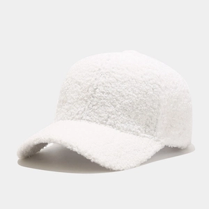 Nahaufnahme der weißen Fleece-Basecap mit dicker Sherpa-Textur und gebogenem Schirm