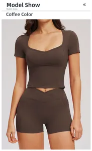 Détail de l'ensemble de yoga marron avec short à taille croisée et poches latérales