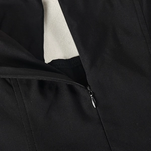 Détail de la fermeture éclair invisible de haute qualité sur la robe drapée noire