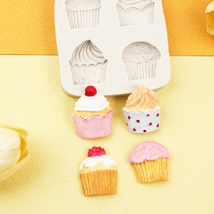 Weiße Silikon-Cupcake-Form mit 4 Fächern und fertigen bunten Dessertmustern