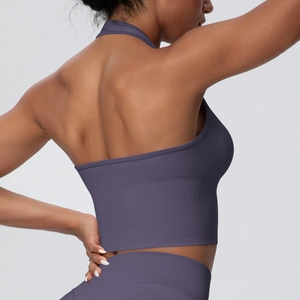Vue détaillée du dos d'un soutien-gorge de yoga violet avec ourlet côtelé sans couture