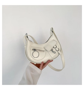 Détail du sac hobo blanc en demi-lune avec fermetures éclair argentées