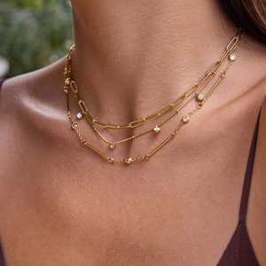 Vue détaillée d'un collier multicouche en acier inoxydable doré 18K avec zircons blancs