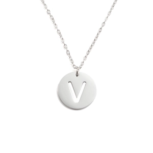 Détail du collier en acier inoxydable argenté avec pendentif rond évidé et la lettre V