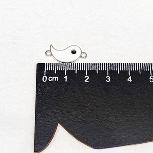 Close-up of Yin Yang Tai Chi alloy pendant with ruler showing size 1.5cm length