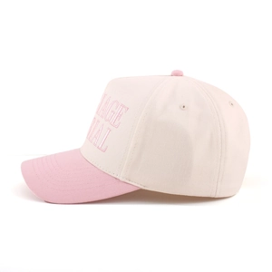 Detailansicht der rosa-beigen Baseballkappe mit Stickerei und Canvas-Struktur