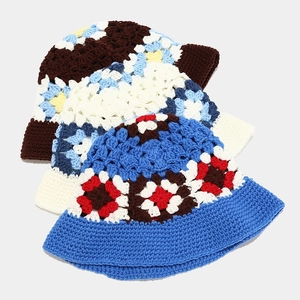 Drei bunte handgefertigte Häkel-Fischerhüte mit Blumenmuster für Damen im Streetstyle