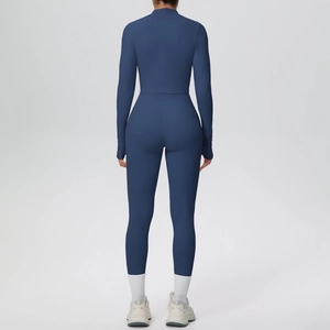 Dettaglio del crop top navy a maniche lunghe con fori per i pollici e leggings da yoga