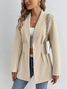 Blazer beige élégant pour femme avec col châle, coupe ajustée et détails plissés taille