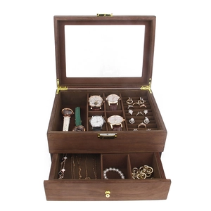 Détail de la boîte à montres en bois de noyer à deux niveaux avec tiroir et vitre