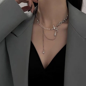 Collier étoile argenté avec chaîne perlée et pendentifs étoiles asymétriques sur mannequin
