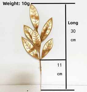 Dettaglio di ramo con foglia d'oro da 30cm con dimensioni precise e venature naturali