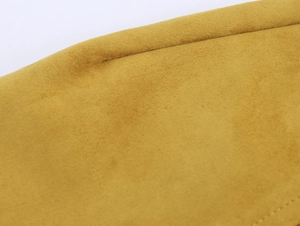 Makroaufnahme von gelbem Veloursleder-Stoff mit weicher Textur und feinen Nähten
