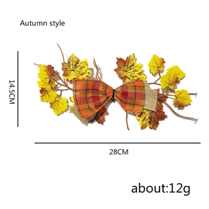 Détail d'un nœud décoratif d'automne avec dimensions de 28cm et feuilles d'érable