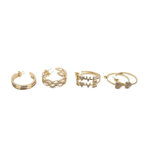 Détail du lot de quatre boucles d'oreilles dorées avec zircon et breloques cœur LOVE