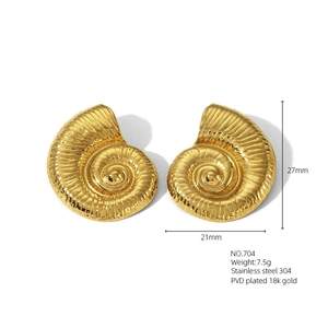 Dettaglio macro degli orecchini a conchiglia dorati con misura 27mm e finitura oro 18k