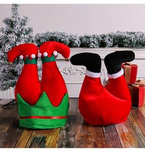 Détails des jambes d'elfe rayées en peluche et jambes de Père Noël pour décor de Noël