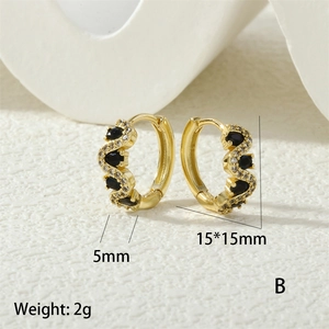 Detail view of wavy gold hoop earrings with black zircon and dimensions 15x15mm
