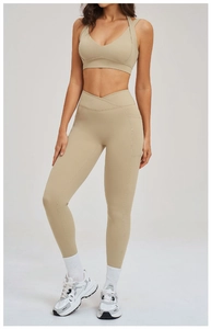 Dettaglio della vita a V incrociata e delle tasche laterali dei leggings da yoga