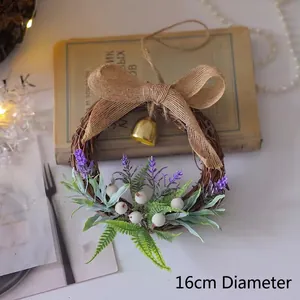 Détail de couronne de Noël de 16cm avec lavande et cloche dorée sur des livres anciens