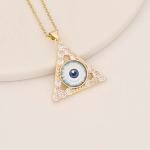 Nahaufnahme der goldenen Dreieck-Halskette mit blauem Auge und Mikro-Zirkonia-Besatz