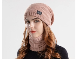 Détail de l'ensemble bonnet et tour de cou en tricot rose avec doublure polaire chaude