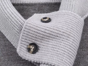 Detalle macro de punto acanalado gris con botones decorativos con efecto de mármol
