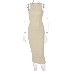 Detalle del vestido de punto beige sin mangas que muestra la textura de tela ondulada