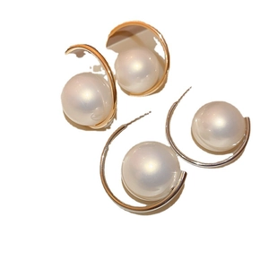 Minimalist C-shaped metal hoop earrings with large white pearls in gold and silver finish