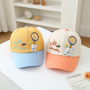 Cappellino da bambino con ricamo a forma di giraffa e motivi di esplorazione spaziale