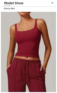 Détail du haut de sport rouge cerise et du pantalon de jogging avec cordon de serrage
