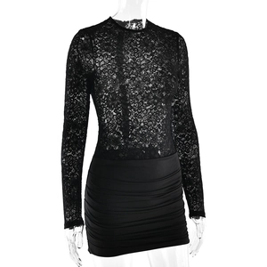 Détail de la robe noire à manches longues avec haut en dentelle et jupe à fronces chic