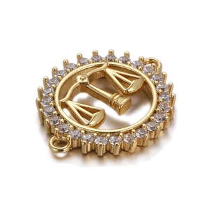 Dettaglio del connettore segno Bilancia placcato oro 18K con pietre di zircone