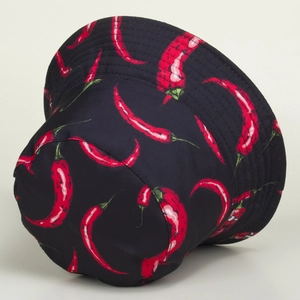 Dettaglio del cappello alla pescatora nero con motivi di peperoncino rosso e cuciture