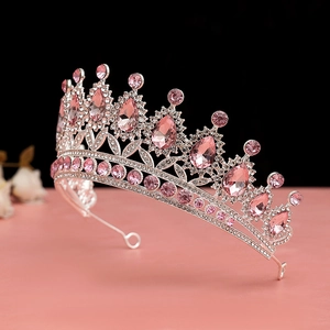 Dettaglio corona in argento di lusso con cristalli rosa a goccia e zirconi brillanti
