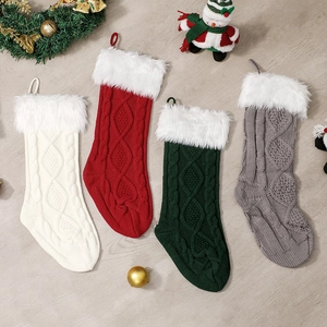 Lot de 4 chaussettes de Noël tricotées rouge, vert, gris et blanc avec bordure en fourrure
