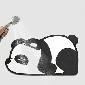 Tapis de bain en forme de panda rincé par un pommeau de douche pour un nettoyage facile