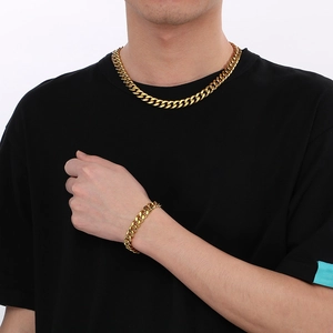 Mannequin masculin portant un ensemble collier et bracelet maille gourmette en or acier
