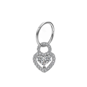 Dettaglio dell'anello da naso con lucchetto a cuore in argento e dettagli in zirconi