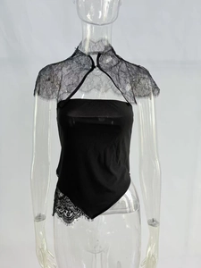 Détail du haut bustier noir avec haussement d'épaules en dentelle et ourlet asymétrique