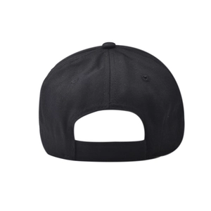 Détail de la sangle de réglage arrière sur une casquette de baseball en coton noir