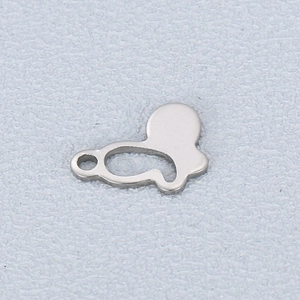 Vue macro d'un pendentif papillon en acier inoxydable argenté pour la création de bijoux DIY