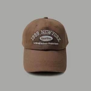 Vintage brown cotton baseball cap with 1989 New York embroidery and retro streetwear style