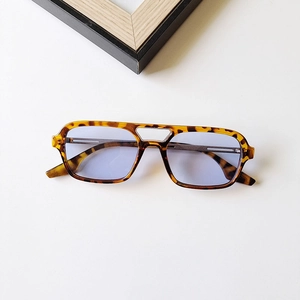 Gros plan sur des lunettes de soleil vintage écaillées avec une double barre nasale