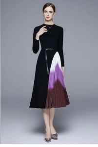 Détail de la robe plissée en maille avec dégradé violet et ceinture noire à la taille