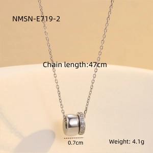 Détail montrant les dimensions du collier en acier argenté avec pendentif en zircon